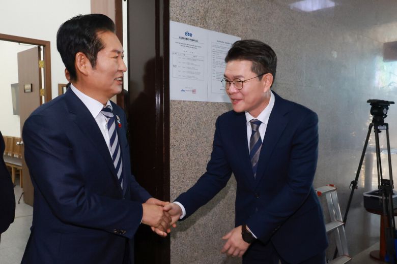 정청래 대표 만난 정원오 구청장 서울시장 후보군인 정원오 성동구청장(오른쪽)이 18일 국회에서 정청래 더불어민주당 대표와 면담을 마친 뒤 악수하고 있다. 연합뉴스