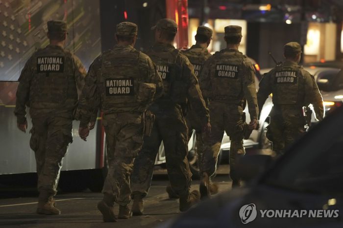지난달 26일일(현지시간) 미국 워싱턴DC 백악관 인근에서 총격사건이 발생한 뒤 주방위군 소속 병사들이 이동하고 있다. 2025.11.26 [사진 = AP 연합뉴스]