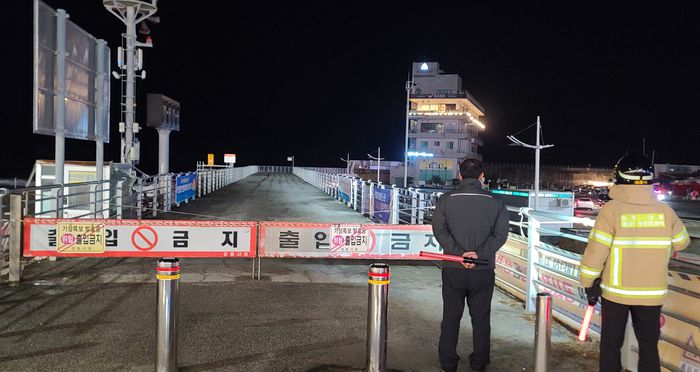 소방 등 행정당국이 강원 강릉시 강릉항 방파제 출입을 차단하는 모습. 사진과 기사는 관련 없음. [연합뉴스]