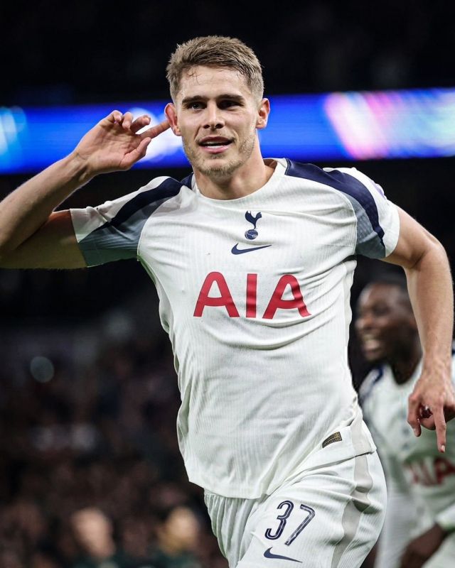 반더벤은 팟캐스트 ‘오버랩’과의 인터뷰에서 “포스테코글루 감독은 정말 좋은 지도자였다. 나는 여전히 그를 좋아한다. 구단 내부에서 어떤 일이 있었는지는 잘 모르겠다. 전혀 예상하지 못했다. 그렇게 흘러간 게 이상했다. 토트넘에 우승 트로피를 안겨준 사람 아닌가”라고 이야기했다. 사진=스퍼스 아미 SNS