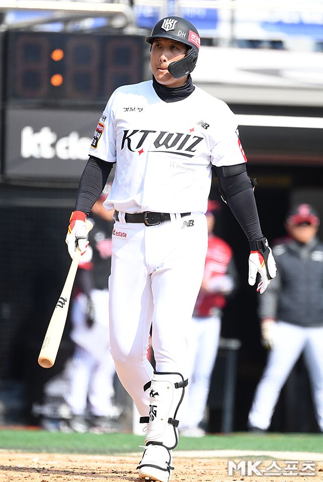 3월 8일 오후 수원 KT위즈파크에서 ‘2025 KBO 리그’ KT 위즈와 LG 트윈스의 시범경기가 경기가 열렸다. LG 치리노스, KT 고영표가 선발로 나섰다. KT 황재균이 타석에 들어서고 있다. 사진=천정환 기자