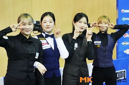 제천 청풍호배 전국3쿠션당구대회 여자3쿠션 시상식에서 입상자들이 포즈를 취하고 있다. (왼쪽부터) 우승 박세정, 준우승 허채원, 공동3위 백가인 최봄이.