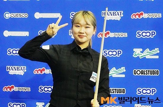 제천 청풍호배 전국3쿠션당구대회 여자3쿠션 결승전에서 박세정이 우승을 확정한 뒤 승리의 브이(V)자를 펴보이고 있다.