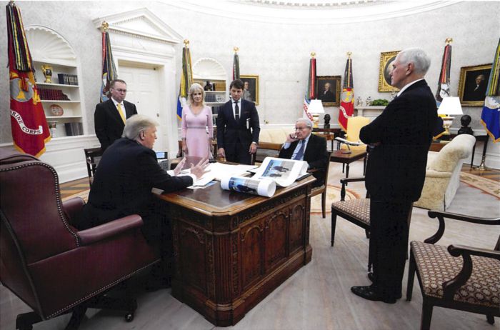 2019년 12월 미국 백악관 대통령 집무실에서 밥 우드워드 미 워싱턴포스트 부편집인(오른쪽 둘째)이 도널드 트럼프 미국 대통령과 마주 앉아 인터뷰를 진행하고 있다. 백악관