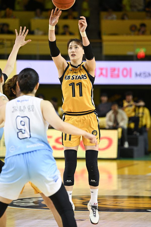 강이슬은 슈터로서 정체성을 완전히 버린 것은 아니지만, 다양한 방법으로 팀에 기여하기 위해 노력하고 있다. 사진 제공= WKBL
