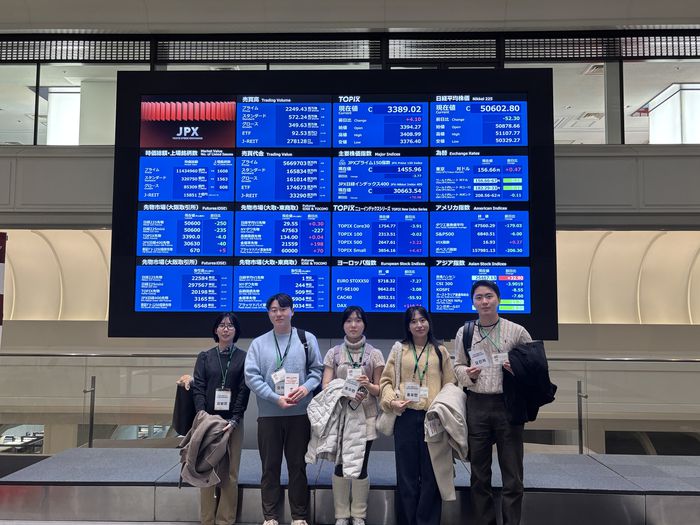 지난 10일 일본 도쿄도 주오구 도쿄증권거래소를 방문한 2025 글로벌 금융허브 탐방단. (왼쪽부터)김보은·오석진·호수빈·홍유민·오진혁씨.