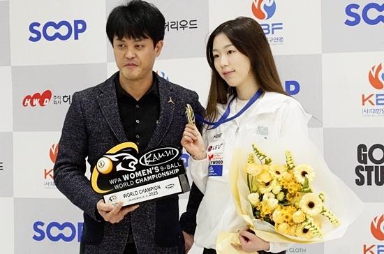 서서아 선수가 대한당구연맹 허해용 수석부회장과 기념촬영하고 있다. (사진=대한당구연맹)