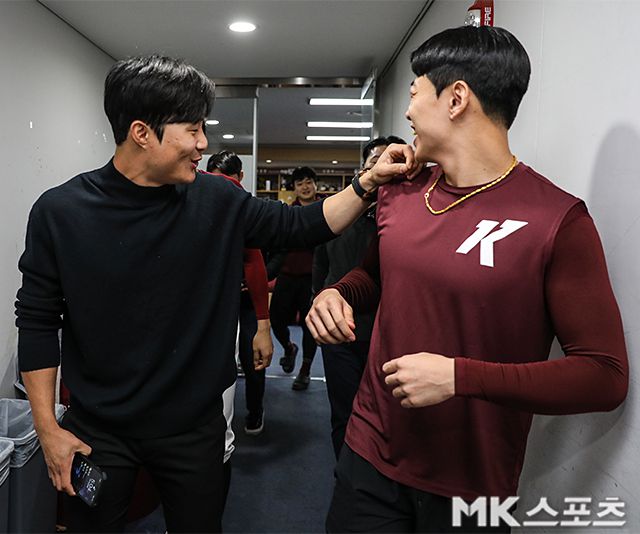 지난 2022년 한국시리즈 도중 고척돔을 찾은 김하성(왼쪽)이 송성문(오른쪽)과 인사를 나누고 있다. 사진= MK스포츠 DB