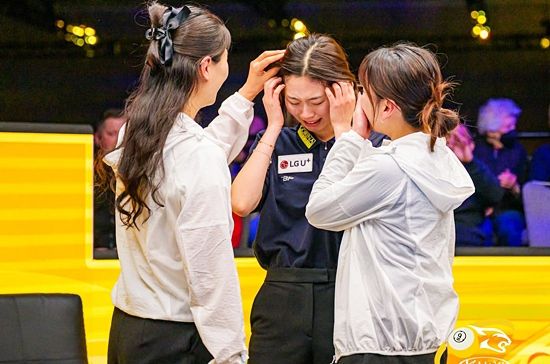 서서아가 세계선수권 우승 후 기쁨의 눈물을 흘리자 국가대표 동료인 임윤미(왼쪽)와 이하린이 다독여주고 있다. (사진=Predator Pro Billiard Series)