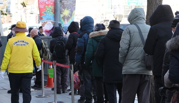 수도권 등에 한파특보가 발효된 지난 4일 점심식사를 하려는 노인들이 서울 종로구 한 무료급식소 앞에서 대기해 있다. [연합뉴스]