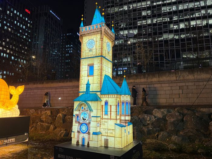 서울빛초롱축제에 등장한 프라하 구시청사 탑과 천문시계/사진=김지은 여행+ 기자