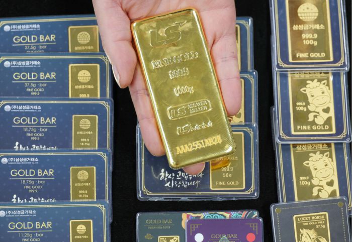 24일 서울 종로구 삼성금거래소에서 직원이 골드바를 들어보이고 있다. [한주형 기자]