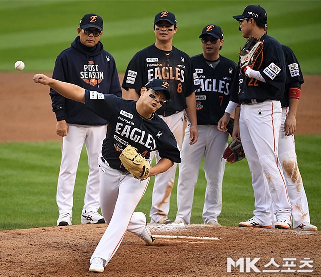 10월 26일 오후 서울 잠실야구장에서 ‘2025 KBO 포스트시즌’ 한화 이글스와 LG 트윈스의 경기가 열렸다. 8회말 한화 김서현이 역투하고 있다. 사진=천정환 기자