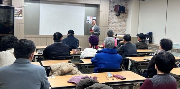 이중헌 대표세무사 (세무법인 두레택스)의  ‘상속증여’ 강의 (사진제공:한국생애설계협회) 상속증여에 대해 높은 관심을 보이는 복지관 어르신들