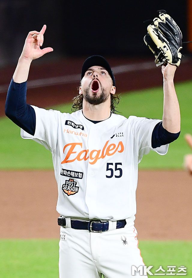 10월 24일 오후 대전 한화생명볼파크에서 열린 ‘2025 신한 SOL Bank KBO 포스트시즌’ 한화 이글스와 삼성 라이온즈의 플레이오프(5전 3선승제) 5차전에서 한화가 원투펀치 폰세와 와이스의 호투를 앞세워 11-2 대승을 거두면서 시리즈 전적 3승 2패로 한국시리즈에 진출했다. 한화 와이스가 한국시리즈 진출을 확정한 후 환호하고 있다. 사진=김영구 기자