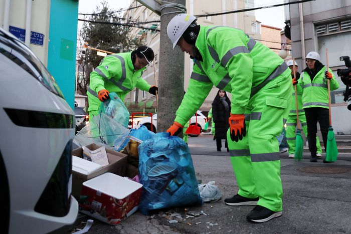 장동혁 국민의힘 대표가 26일 서울 도봉구 일대에서 생활폐기물 상차와 가로청소 봉사활동을 하고 있다. [연합뉴스]