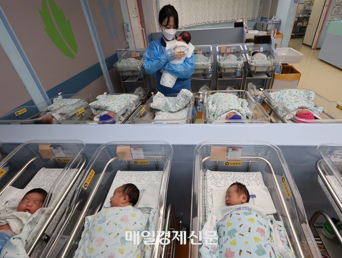 지난 11월 6일 경기도 고양시 CHA의과학대학교 일산차병원 신생아실에서 간호사들이 신생아를 돌보고 있다. 국가데이터처(옛 통계청)가 발표한 ‘2025년 9월 인구동향’에 따르면 지난 9월 출생아 수는 2만2천369명으로 지난해 같은 달보다 1천780명(8.6%) 증가했다. 이는 2020년 이후 5년 만의 최대치로, 출생아 수는 15개월 연속 증가세를 보이고 있다. [연합뉴스]