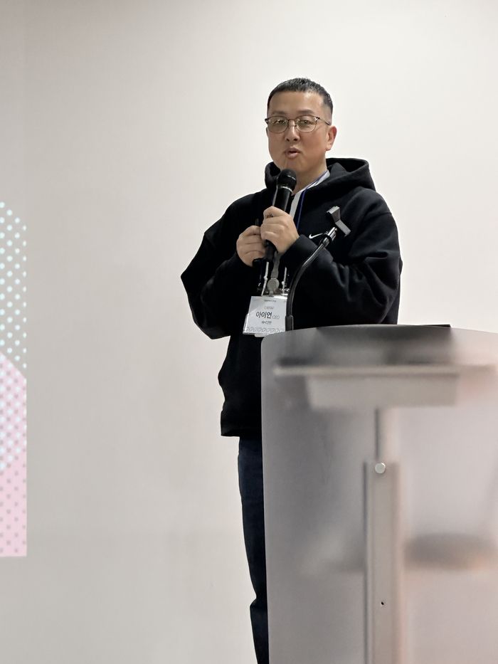 설명하고 있는 신성철 모먼트스튜디오 대표 / 사진=권효정 여행+ 기자