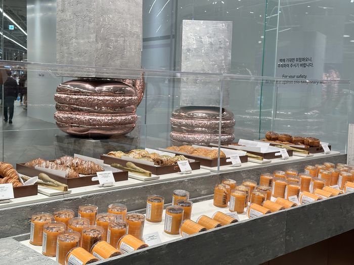 피에르 에르메 더 현대 서울 지하 1층 팝업스토어 라인업/ 사진=권효정 여행+ 기자