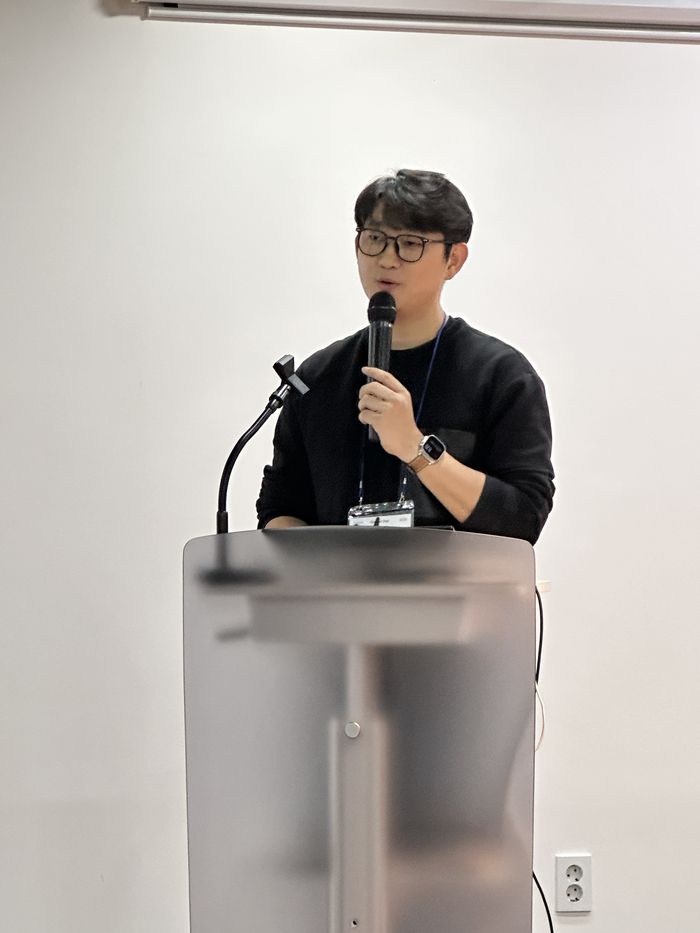 설명하고 있는 진대연 모먼트스튜디오 CSO(글로벌 최고전략 책임자) / 사진=권효정 여행+ 기자