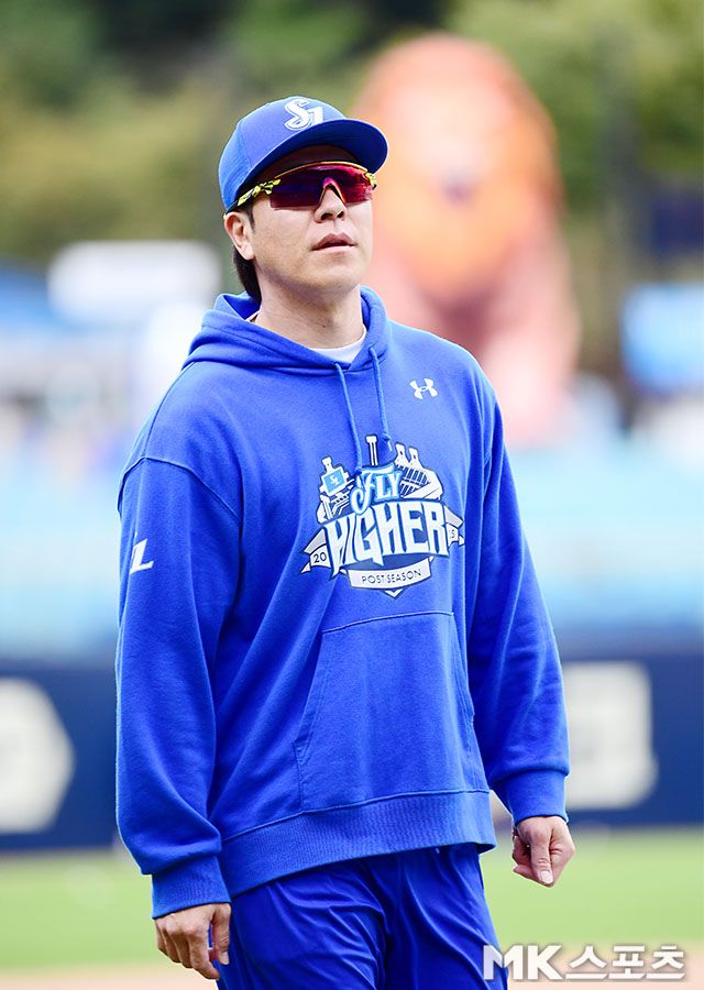 10월 22일 오후 대구삼성라이온즈파크에서 ‘2025 신한 SOL Bank KBO 포스트시즌’ 한화 이글스와 삼성 라이온즈의 플레이오프(5전 3선승제) 4차전이 열린다. 경기에 앞서 삼성 강민호가 훈련을 소화하고 있다. 사진=김영구 기자