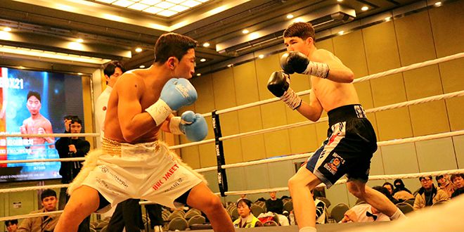 세계복싱협회 밴텀급 동아시아 챔피언을 지낸 오상헌과 U22 아시아선수권 2위 옌흐사이한 ‘박찬대’ 오유운예르데네가 2025년 12월 스위스그랜드호텔서울 컨벤션센터 특설 링에서 동양태평양복싱연맹 슈퍼밴텀급 실버 챔피언결정전을 치르고 있다. 사진=KBM 한국복싱커미션