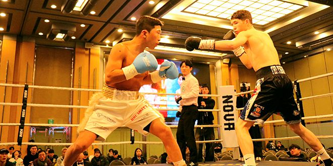 세계복싱협회 밴텀급 동아시아 챔피언을 지낸 오상헌과 U22 아시아선수권 2위 옌흐사이한 ‘박찬대’ 오유운예르데네가 2025년 12월 스위스그랜드호텔서울 컨벤션센터 특설 링에서 동양태평양복싱연맹 슈퍼밴텀급 실버 챔피언결정전을 치르고 있다. 사진=KBM 한국복싱커미션