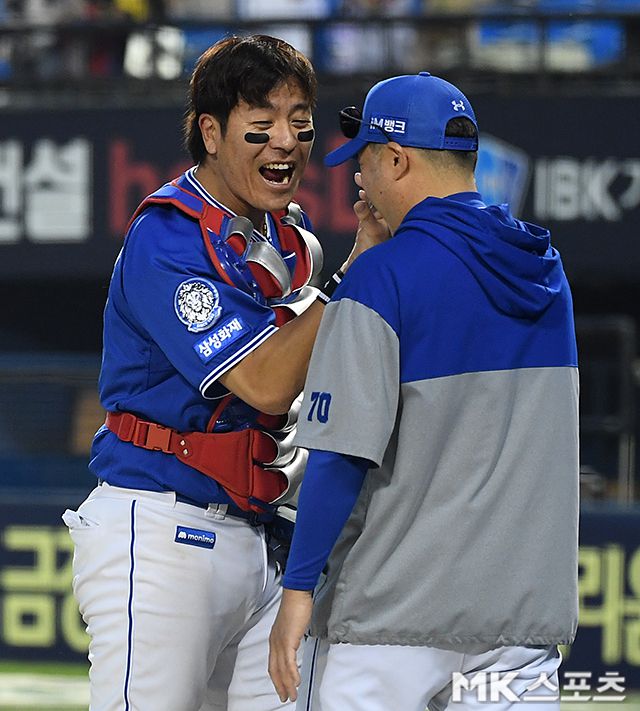 5월 31일 서울 잠실야구장에서 ‘2025 KBO리그’ 삼성 라이온즈와 LG 트윈스의 경기가 열렸다. 이날 경기는 삼성이 4-2 승리했다. 삼성 강민호가 경기 승리 후 박진만 감독과 하이파이브를 하고 있다. 사진=천정환 기자