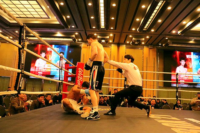 2025년 12월 스위스그랜드호텔서울 컨벤션센터 동양태평양복싱연맹 슈퍼밴텀급 실버 챔피언결정전에서 세계복싱협회 밴텀급 동아시아 챔피언을 지낸 오상헌한테 두 번째 다운을 뺏은 U22 아시아선수권 2위 옌흐사이한 ‘박찬대’ 오유운예르데네. 사진=KBM 한국복싱커미션