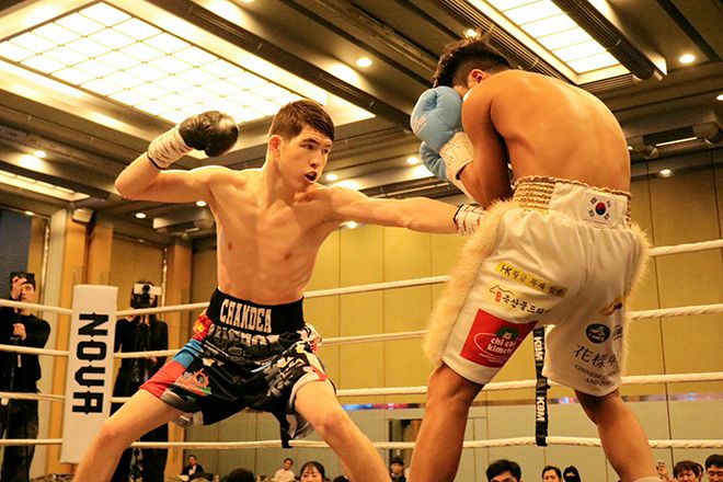 U22 아시아선수권 2위 옌흐사이한 ‘박찬대’ 오유운예르데네가 2025년 12월 스위스그랜드호텔서울 컨벤션센터 동양태평양복싱연맹 슈퍼밴텀급 실버 챔피언결정전에서 세계복싱협회 밴텀급 동아시아 챔피언을 지낸 오상헌을 공격하고 있다. 사진=KBM 한국복싱커미션