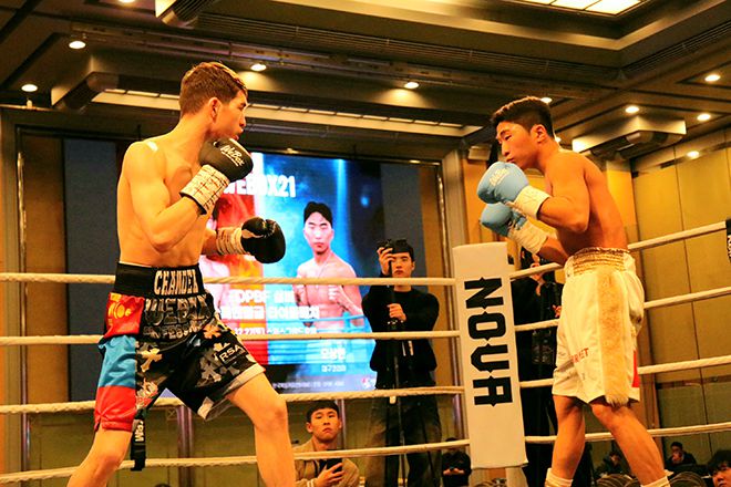 U22 아시아선수권 2위 옌흐사이한 ‘박찬대’ 오유운예르데네와 세계복싱협회 밴텀급 동아시아 챔피언을 지낸 오상헌이 2025년 12월 스위스그랜드호텔서울 컨벤션센터 특설 링에서 동양태평양복싱연맹 슈퍼밴텀급 실버 챔피언결정전을 치르고 있다. 사진=KBM 한국복싱커미션