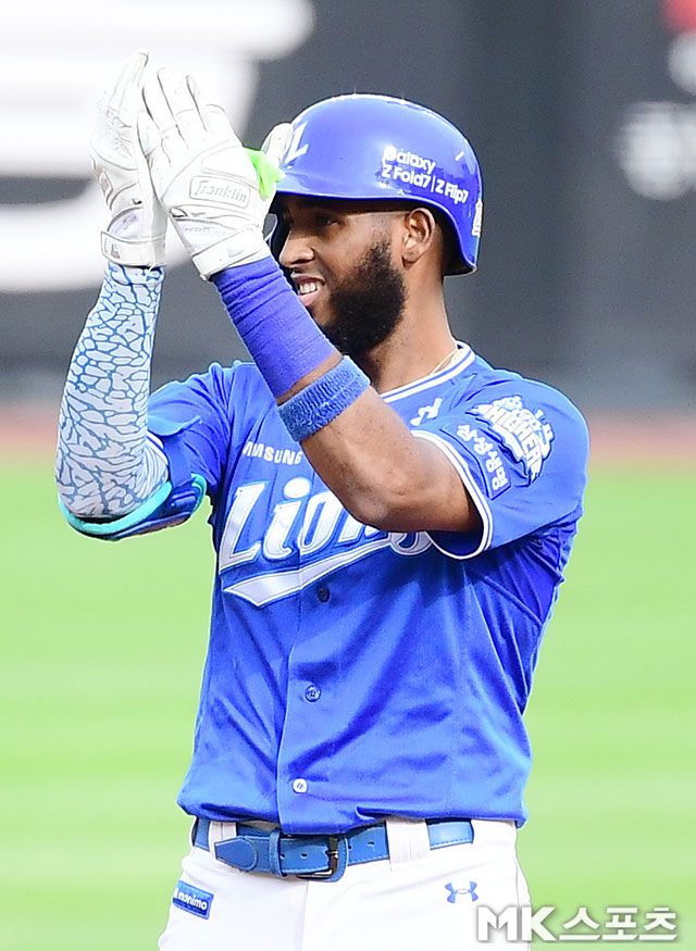 10월 19일 오후 대전 한화생명볼파크에서 ‘2025 신한 SOL Bank KBO 포스트시즌’ 삼성 라이온즈와 한화 이글스의 플레이오프(5전 3선승제) 2차전이 열렸다. 3회초 1사 1, 3루에서 삼성 디아즈가 역전 1타점 2루타를 치고 진루하고 있다. 사진=김영구 기자