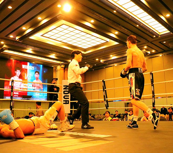 U22 아시아선수권 2위 옌흐사이한 ‘박찬대’ 오유운예르데네가 2025년 12월 스위스그랜드호텔서울 동양태평양복싱연맹 슈퍼밴텀급 실버 챔피언결정전에서 세계복싱협회 밴텀급 동아시아 챔피언을 지낸 오상헌한테 첫 다운을 뺏은 후 코너 포스트로 이동하고 있다. 사진=KBM 한국복싱커미션