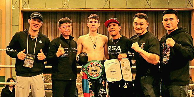 U22 아시아선수권 2위 옌흐사이한 ‘박찬대’ 오유운예르데네가 2025년 12월 스위스그랜드호텔서울 컨벤션센터 동양태평양복싱연맹 슈퍼밴텀급 실버 챔피언 등극 기념 촬영을 하고 있다. 왼쪽부터 아시아선수권 은메달 멘겐초오시 난딘예르데네, 프라임복싱클럽 박철 관장. 사진=KBM 한국복싱커미션