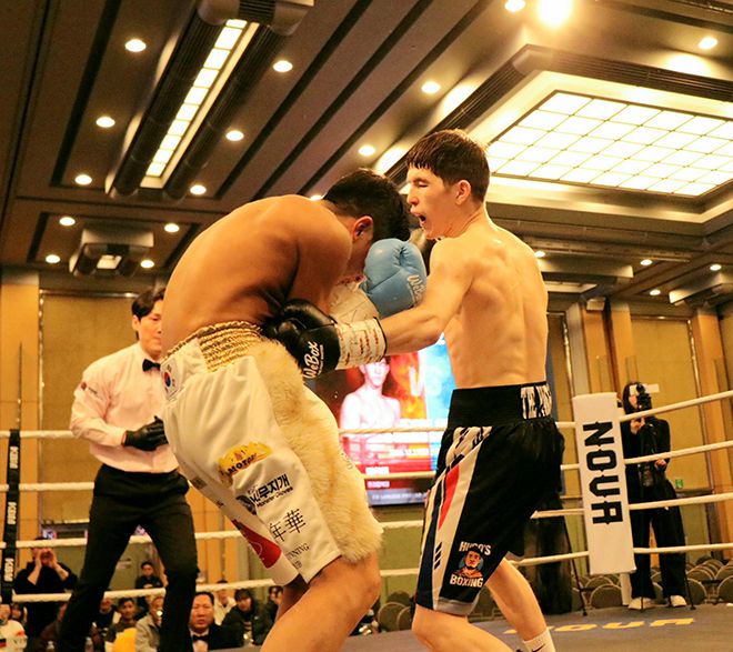 U22 아시아선수권 2위 옌흐사이한 ‘박찬대’ 오유운예르데네가 2025년 12월 스위스그랜드호텔서울 컨벤션센터 동양태평양복싱연맹 슈퍼밴텀급 실버 챔피언결정전에서 세계복싱협회 밴텀급 동아시아 챔피언을 지낸 오상헌을 공격하고 있다. 사진=KBM 한국복싱커미션