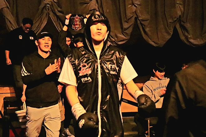 U22 아시아선수권 2위 옌흐사이한 ‘박찬대’ 오유운예르데네가 2025년 12월 스위스그랜드호텔서울 동양태평양복싱연맹 슈퍼밴텀급 실버 챔피언결정전에 입장하고 있다. 세컨드로 따라와 오는 아시아선수권 은메달리스트 멘겐초오시 난딘예르데네. 사진=KBM 한국복싱커미션