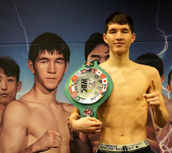 ‘박찬대’라는 이름으로 활동하는 22세 이하 아시아선수권대회 은메달리스트 옌흐사이한 오유운예르데네가 2025년 12월 스위스그랜드호텔서울 피콕룸에서 동양태평양복싱연맹 슈퍼밴텀급 실버 챔피언결정전 계체 통과 기념 촬영을 하고 있다. 사진=KBM 한국복싱커미션