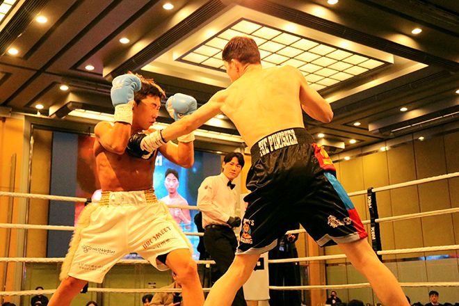 U22 아시아선수권 2위 옌흐사이한 ‘박찬대’ 오유운예르데네가 2025년 12월 스위스그랜드호텔서울 컨벤션센터 동양태평양복싱연맹 슈퍼밴텀급 실버 챔피언결정전에서 세계복싱협회 밴텀급 동아시아 챔피언을 지낸 오상헌을 공격하고 있다. 사진=KBM 한국복싱커미션