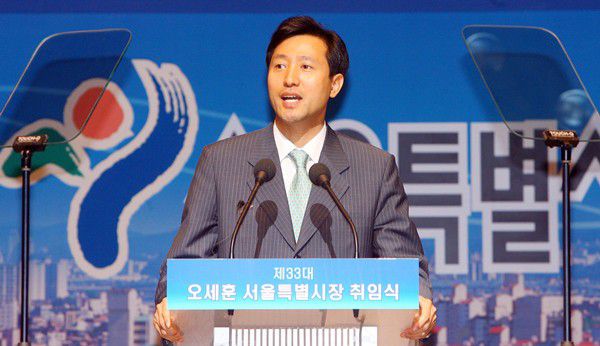 민선 4기 오세훈 신임 서울시장이 2006년 세종문화회관에서 열린 취임식에서 연설을 하고 있다. <김호영 기자>