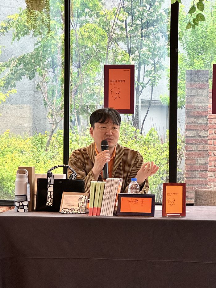 파크로쉬 북토크 프로그램의 오은 작가 / 사진=권효정 여행+ 기자