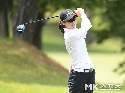 한국여자프로골프(KLPGA) 투어 NH투자증권 레이디스 챔피언십(총상금 7억원, 우승상금 1억2,600만원) 1라운드 경기가 14일 경기도 용인시 수원 컨트리클럽 뉴코스(파72)에서 열렸다. 이정민이 1번홀 티샷을 하고 있다. 사진(용인)=천정환 기자