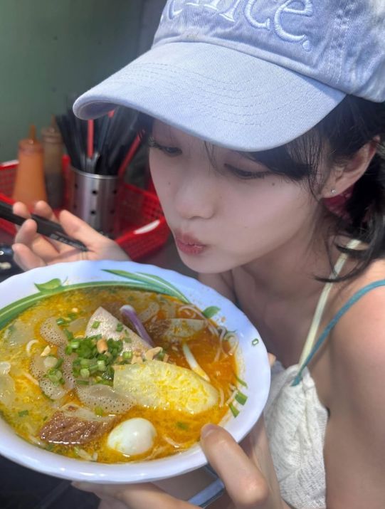 사진 속 김유정은 라벤더 톤 볼캡과 민소매 톱으로 현지 국수집을 방문, 뜨거운 국물을 후후 불어가며 음미하는 모습이다. 사진=김유정 SNS