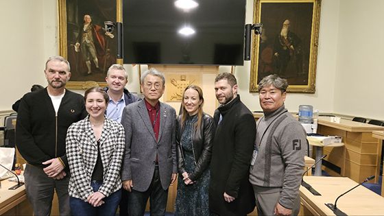 아일랜드 9개 신야간경제 시범도시 중 4곳의 야간 시장이 정강환 회장(가운데)과 기념촬영하고 있다.