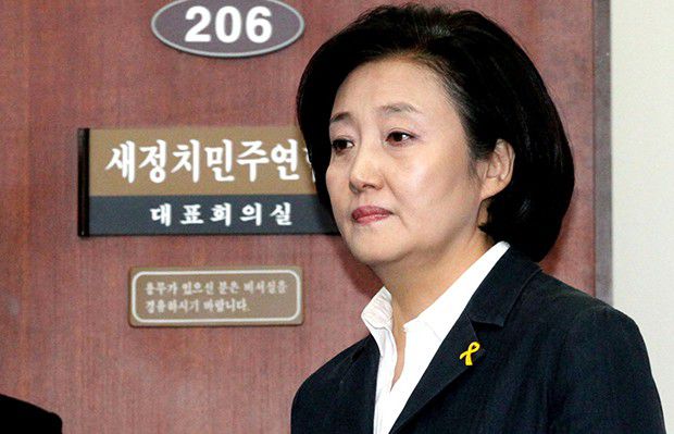 새정치민주연합 박영선 국민공감혁신위원장(비상대책위원장) 겸 원내대표가 17일 오후 국회 당 대표실에서 자신의 거취와 관련해 입장을 밝히는 기자회견을 하고 있다.[사진=이승환기자]