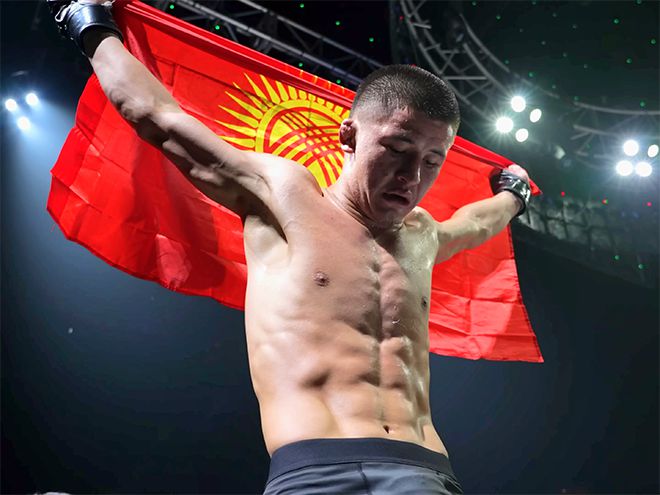 Alatoo Fighters League 플라이급 챔피언 ‘펜리르’ 다니야르 토이추베크 우울루가 2025년 8월 인천광역시 영종국제도시 인스파이어 아레나 블랙컴뱃 15 밴텀급 경기가 끝난 후 키르기스스탄 국기를 펼치고 있다. 사진=이데아 파라곤