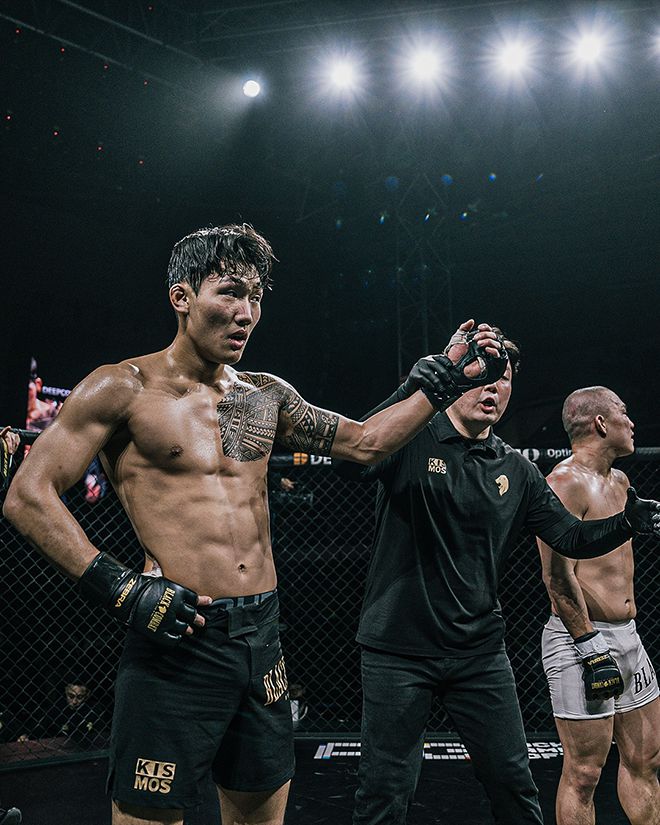 ‘영보스’ 박어진(왼쪽)이 2024년 12월 서울특별시 고려대학교 화정체육관 블랙컴뱃 13 라이트급 경기 승리 선언을 받고 있다. 오른쪽은 패배를 아쉬워하는 ‘캡틴 코리아’ 정한국. 사진=이데아 파라곤