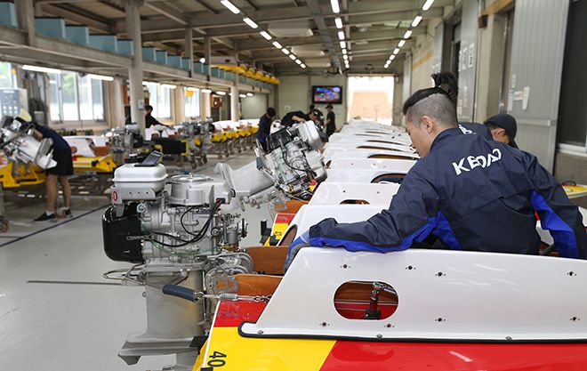 미사리 경정장에서 선수들이 최고의 기량을 선보이기 위해 모터보트를 정비하고 있다. 사진=서울올림픽기념국민체육진흥공단