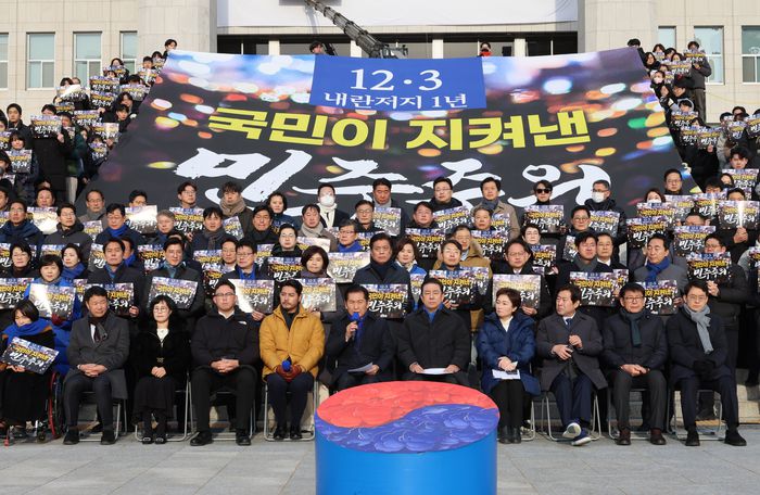 정청래 더불어민주당 대표가 3일 서울 여의도 국회 본청 계단에서 열린 ‘12.3 내란 저지 1년’ 현장 최고위원회의에서 발언하고 있다. [연합뉴스]