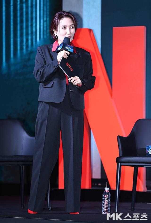 박경림은 클래식한 블랙 테일러드 슈트에 강렬한 레드 셔츠를 매치해 시선을 사로잡았다. 사진=천정환 기자