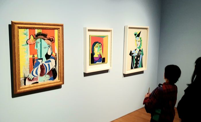 피카소의 큐비즘 대표작 중 3점. 모두 1937년 작품으로, 왼쪽부터 ‘팔짱을 끼고 앉은 여인’, ‘도라 마르의 초상’, ‘뉘슈 엘뤼아르의 초상’. [홍콩 = 김유태 기자]